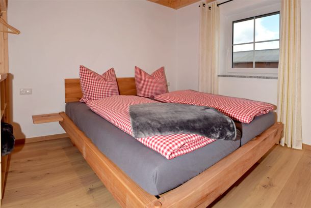 Schlafzimmer mit Echtholzbetten